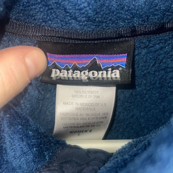 Patagonia pullover with pockets in a teal color. - Picture 3 of 5